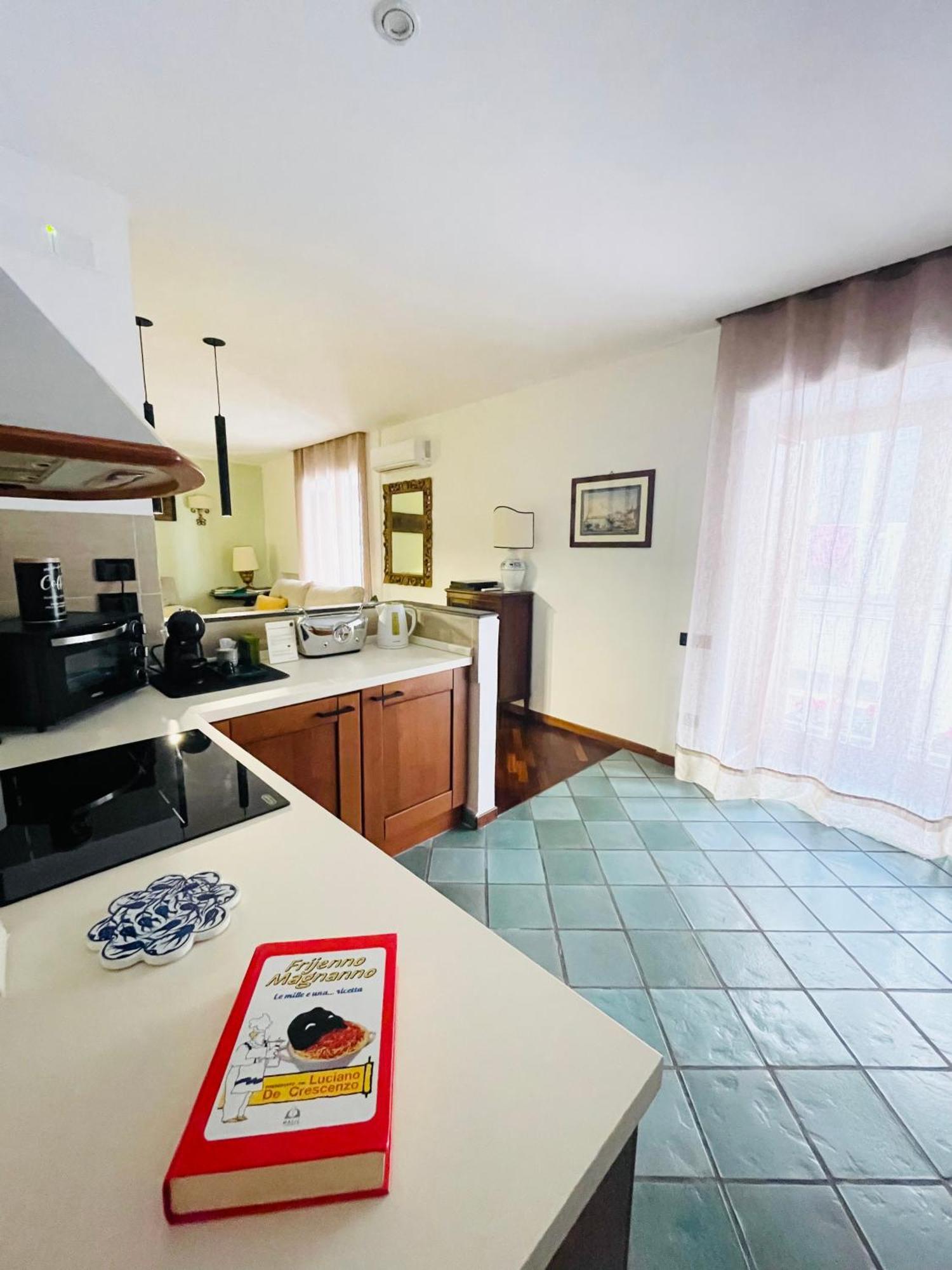 Re Gallo Luxury Apartment Plebiscito In Via Chiaia Неаполь Екстер'єр фото